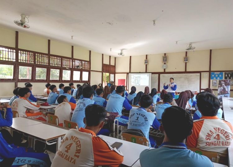 Edukasi safety riding Asmo Kalbar di SMAN 4 Kubu Raya, Kalimantan Barat. (ist)