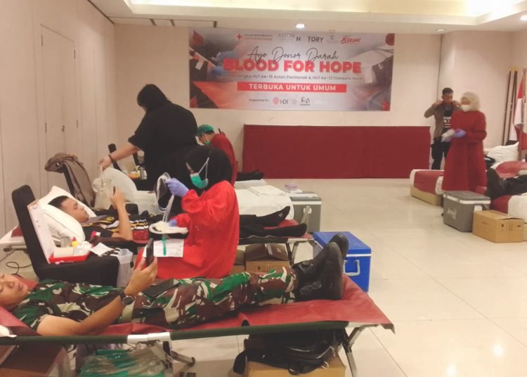 Aksi donor darah yang digelar Aston Pontianak Hotel & Convention Center dan Transera Hotel mengawali Rangkaian Kegiatan Perayaan Hari Ulang Tahun dengan tema Blood for Hope. Kegiatan ini berlangsung di Khatulistiwa Ballroom Aston Hotel, Selasa. (ist)