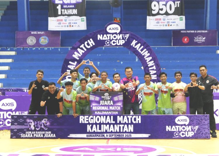 Head of Sales XLSMART area Kalimantan Selatan, Hurry Amar Sidqi (ke enam dari kanan), bersama pemenang Regional Final AXIS Nation Cup 2025 Kalimantan, SMKN 1 Balikpapan usai laga terakhir di GOR Hasanuddin Banjarmasin, Selasa. (ist)