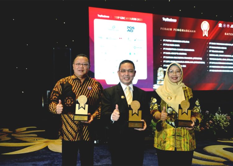 Dirut Bank Kalbar Rokidi (kiri) bersama Gubernur Kalbar Ria Norsan dan Bupati Mempawah Erlina. (ist)