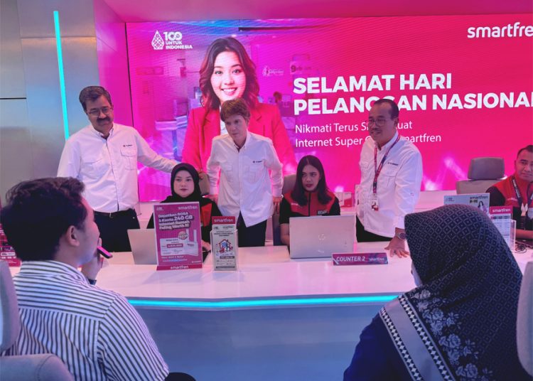 President Direktur & CEO XLSMART, Rajeev Sethi, Direktur & Chief Commercial Officer XLSMART, David Arcelus Oses, dan Chief Marketing Smartfren Officer, Sukaca Purwokardjono, melayani pelanggan dalam acara Hari Pelanggan Nasional di Galeri Smartfren, Jl. Sabang, Jakarta Pusat. Kamis. (ist)
