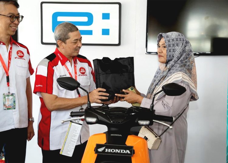 General Manager Honda Customer Care Center (HC3) AHM, Antok Yuniarso bersama jaringan main dealer Honda memberikan apresiasi kepada pelanggan setia Honda pada perayaan Hari Pelanggan Nasional 2025.(ist)