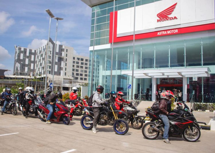 Astra Motor Kalbar bersama HWBC melakukan Convoi Merdeka menuju Kota Singkawang. (ist)