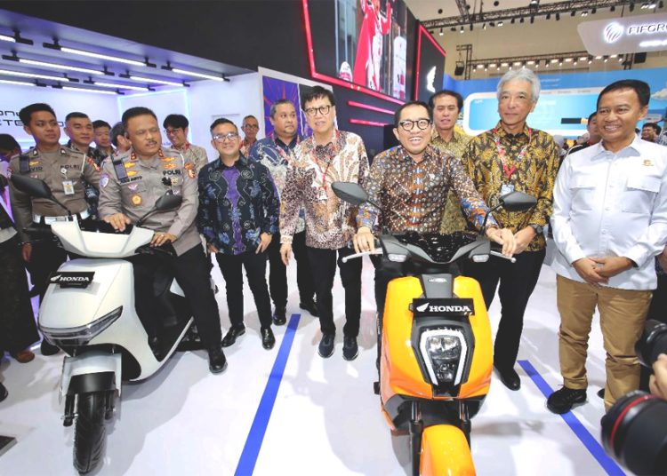 Kakorlantas Polri Agus Suryo Nugroho, Marketing Director AHM Octavianus Dwi Putro, Ketua Asosiasi Industri Sepeda Motor Indonesia Johannes Loman, Wakil Menteri Perindustrian, Faizol Riza, President Director AHM, Susumu Mitsuishi, dan Dirjen Perhubungan Darat, Aan Suhanan, meninjau booth AHM yang menampilkan lini produk sepeda motor listrik Honda pada pameran IMOS 2025. (ist)