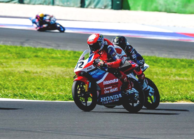 Pebalap binaan PT Astra Honda Motor (AHM) kembali menunjukkan tren positif pada ajang balap internasional. Veda Ega Pratama tampil impresif di JuniorGP, sementara M. Kiandra Ramadhipa menjaga peluangnya berada di tiga besar klasemen European Talent Cup (ETC) musim 2025. (ist)
