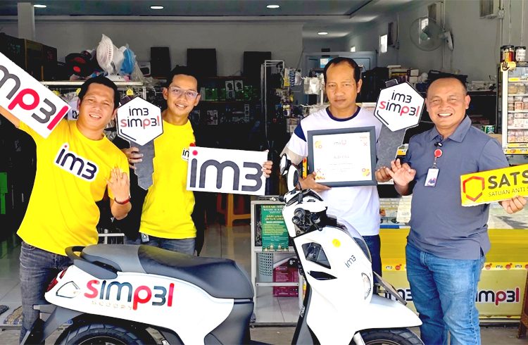 Indosat Ooredoo Hutchison (Indosat atau IOH) melalui brand IM3 memberikan apresiasi kepada mitra outlet yang menjadi garda terdepan dalam menghadirkan produk dan layanan digital kepada masyarakat. Melalui program penghargaan Kejutan Simpel IM3, dua outlet terbaik di wilayah Kalimantan dianugerahi hadiah utama berupa sepeda motor. (ist)