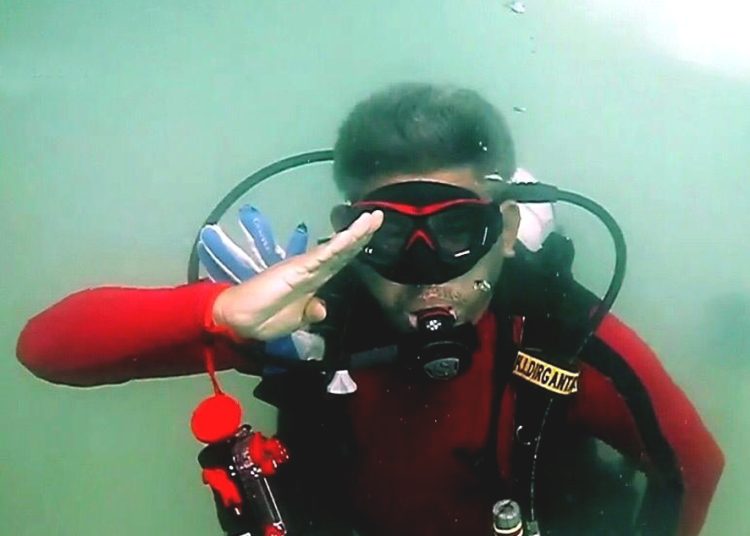 Menyelam sembari menjaga ekosistem bawah air dilakukan oleh ORCA Diving Club Kalbar, demi menjaga pelestarian alam bawah air. (dok)