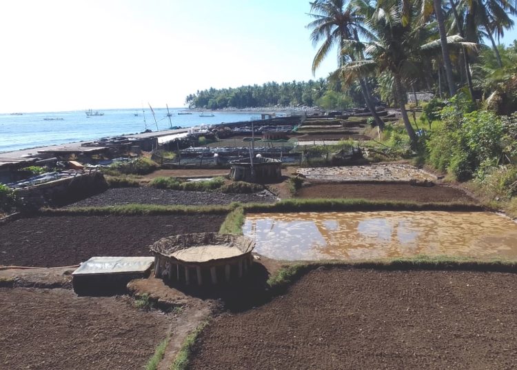Pesisir pantai Desa Les Kecamatan Tejakula, Kabupaten Buleleng, Bali memproduksi garam secara tradisional. (mb)