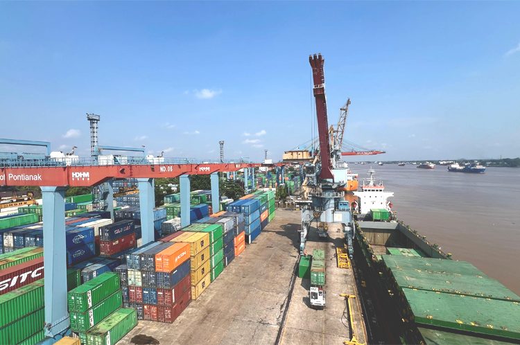PT Pelabuhan Indonesia (Pelindo) Regional 2 Pontianak memastikan, operasional pelabuhan tetap berjalan normal dan tidak terjadi kerusakan signifikan akibat angin kencang pada Rabu lalu di Pontianak, yang membuat tumpukan kontainer di area pelabuhan Dwikora sebagian berhamburan. (ist)