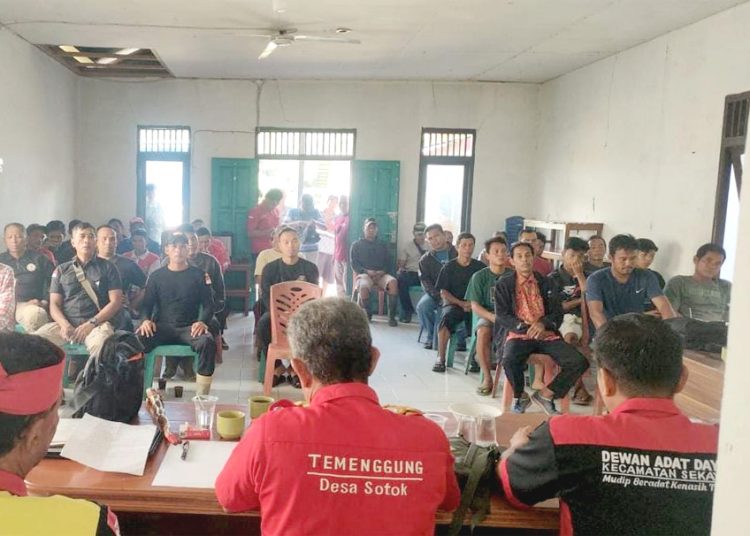 Pertemuan antara pihak tim keamanan PT GKM dan terduga pencurian sawit, difasilitasi pihak Desa Sotok di Balai Desa, pada 19 September 2025. (ist)