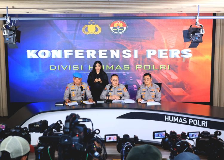 Konferensi pers Humas Polri menetapkan tujuh personel Brimob melakukan pelanggaran beras dan sedang dalam kasus meninggalnya pengemudi ojek online Affan Kurniawan. (ist)