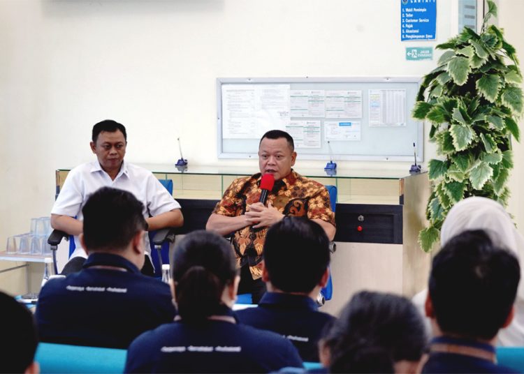 Dirut Bank Kalbar Rokidi melakukan kunjungan kerja ke Kantor Cabang Bank Kalbar Sanggau memberikan motivasi kepada seluruh pegawainya. (ist)