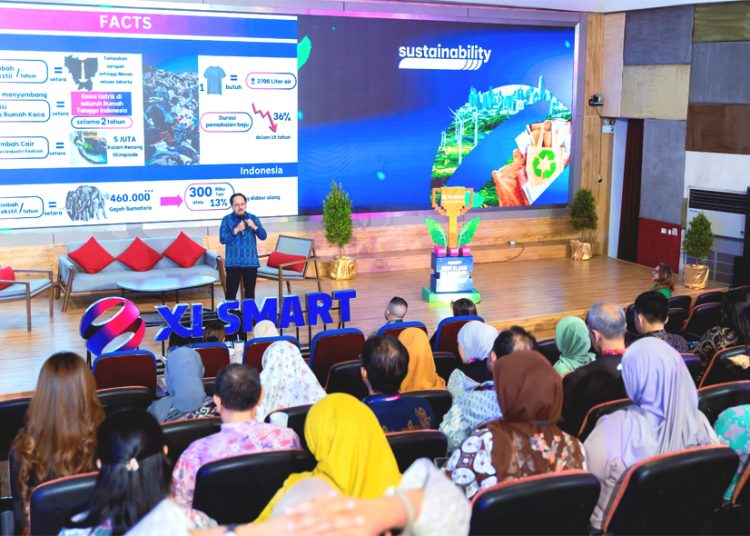 Direktur dan Chief Regulatory Officer XLSMART, Merza Fachyz membuka EcoFusion Talks di XLSMART Tower, Rabu.
