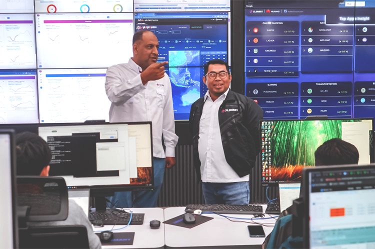 Group Head Service Operation Management XLSMART, Waqas Malik (kiri) bersama Network Ops XLSMART, Agus Rohmat (kanan) saat melakukan koordinasi di Customer Experience & Service Operation Center – CE & SOC, Gedung XLSMART Bumi Serpong Damai (BSD) City, Tangerang Selatan.(ist)