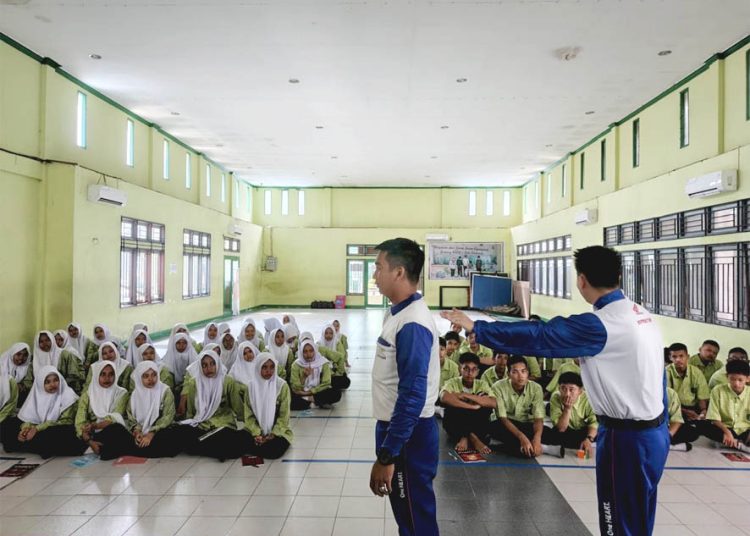 Asmo Kalbar memberikan edukasi keselamatan berkendara di MAN 1 Pontianak. (ist)