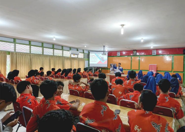 Asmo Kalbar edukasi safety riding berkendara aman bersama SMAN 7 Pontianak. (ist)