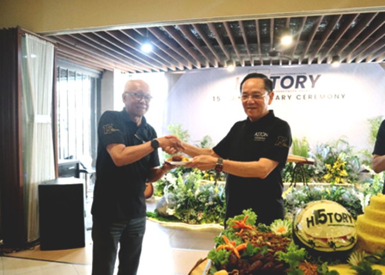 Potong Tumpeng General Manager Aston Hotel Pontianak bersama Direksi PT Transera Putra Khatulistiwa. (ist)