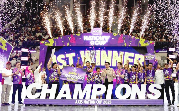 Penyerahan trofi  dan perayaan kemenangan tim futsal putra, SMK Nusantara Jakarta dan SMAN 2 Mojokerto dinobatkan sebagai Juara Futsal Putra dan Putri AXIS Nation Cup (ANC) 2025 di Istora Senayan. Turnamen yang melibatkan 1.735 tim ini, sukses menjadi wadah bagi talenta futsal muda Indonesia.(ist)