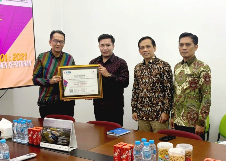 Direktur Kepatuhan Bank Kalbar RSM Al Amin BA menerima Sertifikat ISO dan SMAP dari perwakilan lembaga sertifikasi PT Garuda Sertifikasi Indonesia, Selasa. (ist)