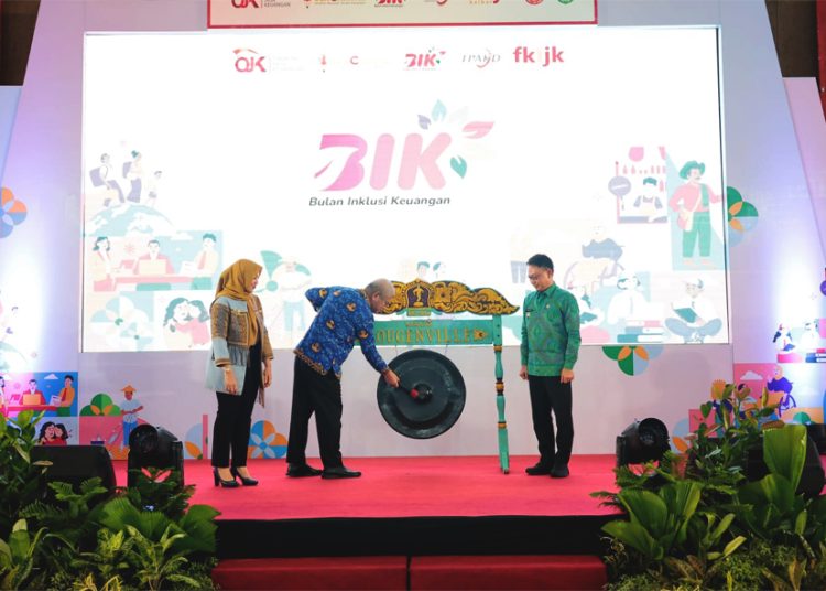 Sekda Kalbar dr Harisson membuka Puncak Bulan Inklusi Keuangan (BIK) bersama Kepala OJK Kalbar, Rochma Hidayati dan Wali Kota Pontianak, Edi Rusdi Kamtono di Pontianak, Jumat.