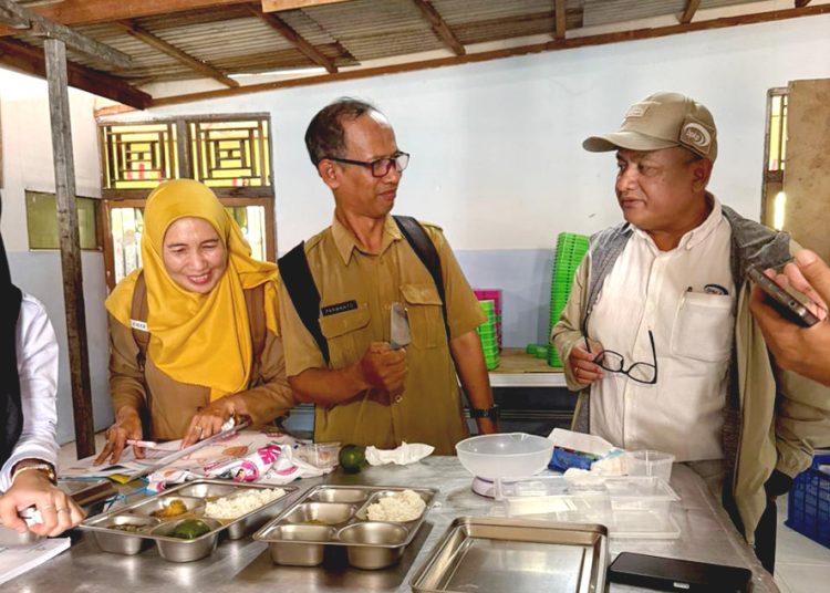 Kepala Perwakilan BPKP Provinsi Kalimantan Barat Rudy M. Harahap ketika melakukan sidak MBG di Kubu Raya, Selasa. (ist)