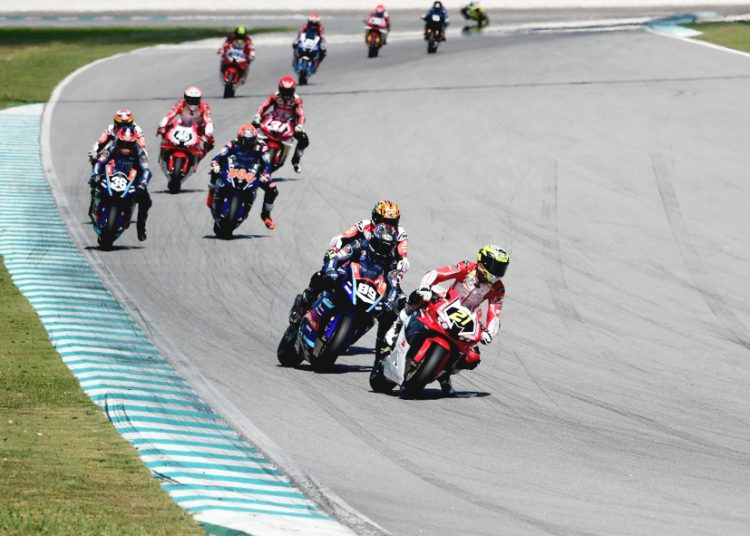 Pebalap Astra Honda Racing Team (AHRT) terus mencetak prestasi melalui raihan tiga podium di tiga kelas yang berbeda pada ajang Asia Road Racing Championship (ARRC) 2025 seri kelima yang diselenggarakan di Sepang International Circuit, Malaysia pada 11-12 Oktober 2025. (ist)