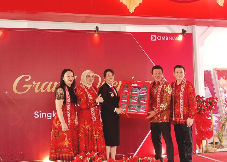 Chief of Network & Digital Banking CIMB Niaga Budiman Tanjung (kedua kanan) bersama Wali Kota Singkawang Tjhai Chui Mie (ketiga kiri), Head of Region Jakarta A & Kalimantan CIMB Niaga Evita Barliana (kedua kiri), dan Branch Area Head Kalimantan Region Area VIII CIMB Niaga Mariany (kiri) pada peresmian Digital Branch pertama di Kota Singkawang, Jumat. (ist)