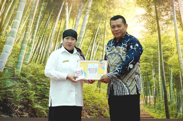 Peluncuran buku saku pajak bendahara desa dilakukan Kepala Kanwil DJP Kalimantan Barat, Inge Diana Rismawanti, Kamis. (ist)
