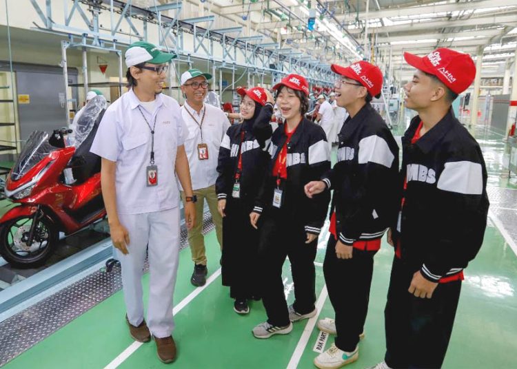 Dari kiri ke kanan: Edwin Sholeh Rahmanullah, General Manager Product Quality Engineering PT Astra Honda Motor; Ahmad Muhibbuddin, General Manager Corporate Communication PT Astra Honda Motor; bersama para finalis AHM Best Student 2025 saat mengunjungi pabrik perakitan sepeda motor Honda di Deltamas.(ist)
