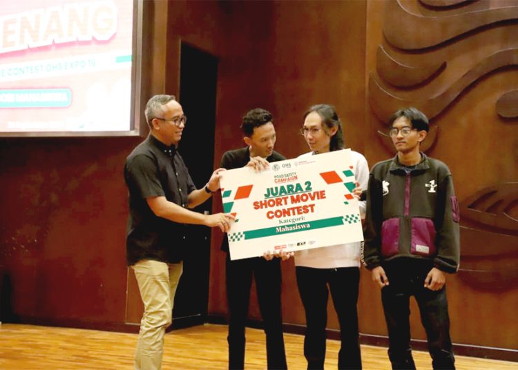 Ketua Yayasan AHM Ahmad Muhibbuddin menyerahkan hadiah kepada para pemenang Safety Riding Short Movie Contest (SMC) 2025. (ist)