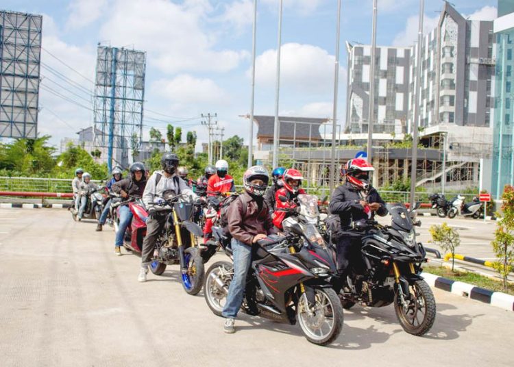 Astra Motor Kalbar memberikan panduan berkendara aman yang disesuaikan dengan kondisi cuaca, aktivitas masyarakat, serta situasi lalu lintas di wilayah Kalimantan Barat.(ist)