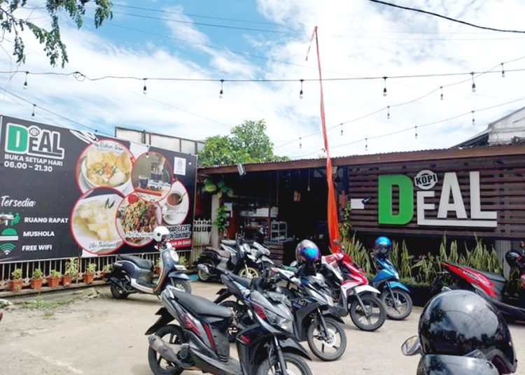 Warung Kopi Deal di Jalan Uray Bawadi Pontianak yang juga menyajikan sarapan pagi dengan menu khas lokal.