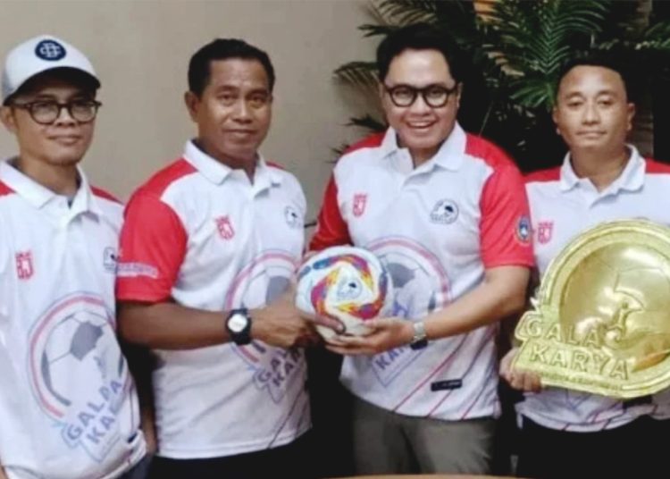 Ketua penyelenggara Liga Gala Karya 2025, M Jaelani Saputra dan Pembina Yayasan Gala Karya Indonesia Gema Sasmita saat pembukaan event Liga Gala Karya yang digeber di Stadion Soemantri Brodjonegoro, Jakarta, 5 - 12 Oktober 2025. (ist)