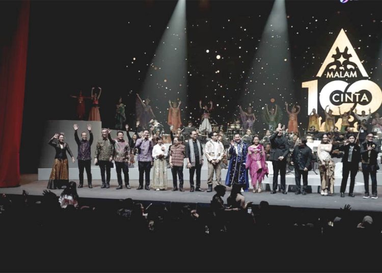 Konser musik akbar SMARTFREN Malam 100 Cinta 2025 di JIEXPO Kemayoran, Sabtu berhasil memukau ribuan penonton dengan perpaduan musik orkestra, kolaborasi lintas generasi, dan visual digital. (ist)