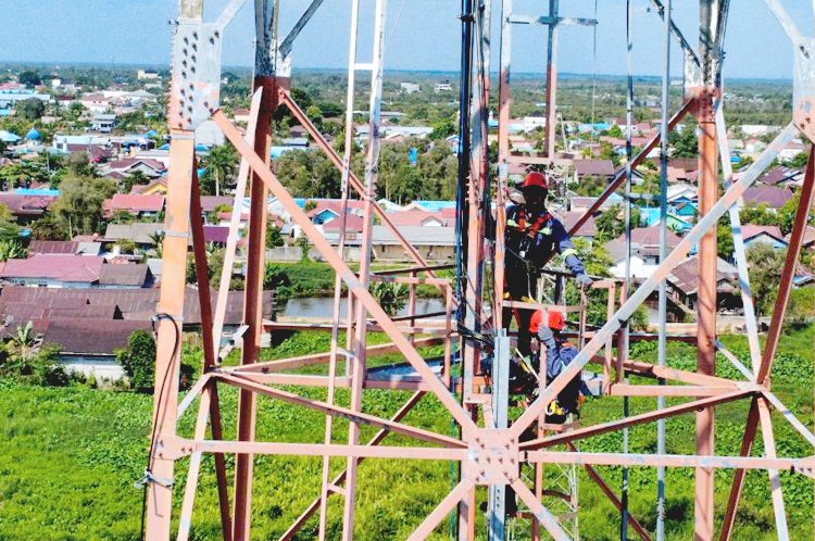 Pemeliharaan Base Transceiver Station (BTS) milik XLSMART. Hingga saat ini, layanan XLSMART telah dirasakan di seluruh provinsi di Kalimantan, dan melayani sekitar 3 juta pelanggan. Jaringan XLSMART di Kalimantan ditopang oleh lebih 11.400 BTS, termasuk lebih dari 4.200 BTS di Kalimantan Selatan, dengan keseluruhan BTS mayoritas merupakan BTS 4G. (ist)