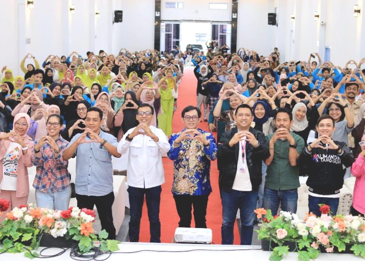 Peresmian program Teman UMKM Naik Kelas XLSMART dihadiri langsung oleh Wakil Walikota Singkawang, Muhammadin, SE, M.H (ke lima dari kiri), bersama CSR & Communication Channel XLSMART, Kadi Riyanto (ke empat dari kiri), dan Head of Sales Kalbartimteng Kalimantan Area XLSMART, Erichson Silitonga (ke empat dari kanan).(ist)