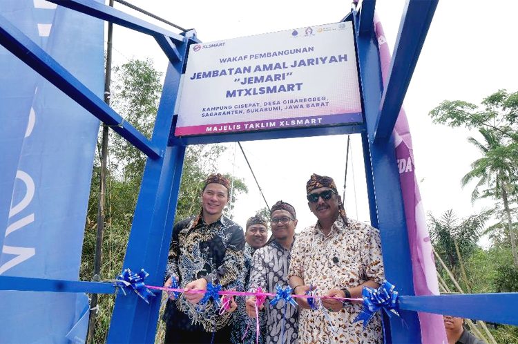 Direktur & Chief Strategy and Home Business Officer XLSMART, Feiruz Ikhwan Bin Abdul Malek (kiri) bersama CEO Masjid Nusantara, Pras Purworo, Chief Enterprise Business Solutions XLSMART, Feby Sallyanto selaku Ketua MTXLSMART, dan Bupati Sukabumi, Asep Japar memotong pita peresmian wakaf Jembatan Amal Jariyah (Jemari). (ist).