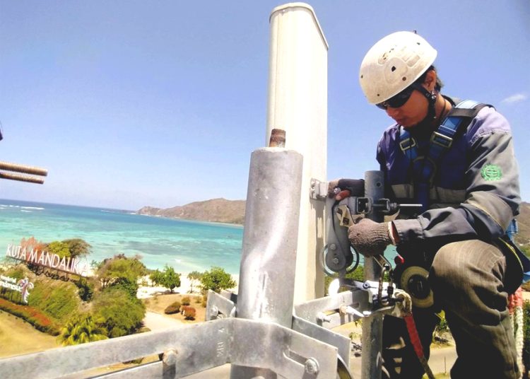 Teknisi jaringan XLSMART bekerja di atas menara BTS di Kawasan Kuta Mandalika, Lombok Tengah. (ist)