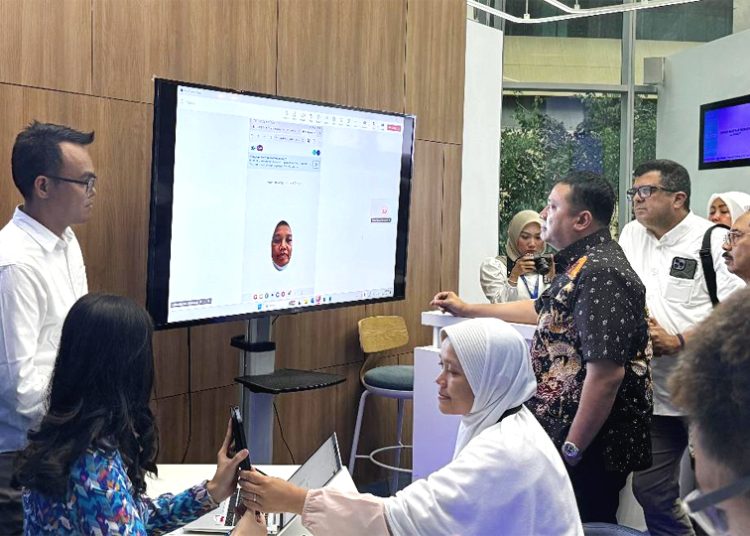 Ketua Tim Monitoring & Evaluasi Penyelenggara Jaringan dan Jasa serta Perlindungan Pengguna Kementrian Komunikasi dan Digital Republik Indonesia, Sumini (duduk), Direktur Jenderal Ekosistem Digital Kementrian Komunikasi dan Digital Republik Indonesia, Edwin Hidayat Abdullah, Direktur & Chief Regulatory Officer XLSMART, Merza Fachys dan Direktur Eksekutif ATSI, Marwan O.Baasir melakukan pengetesan implementasi registrasi kartu SIM  XLSMART  (XL, AXIS dan SMARTFREN) menggunakan teknologi biometrik pengenalan wajah di XL Center XLSMART Tower, Jakarta.  Selasa. (ist)