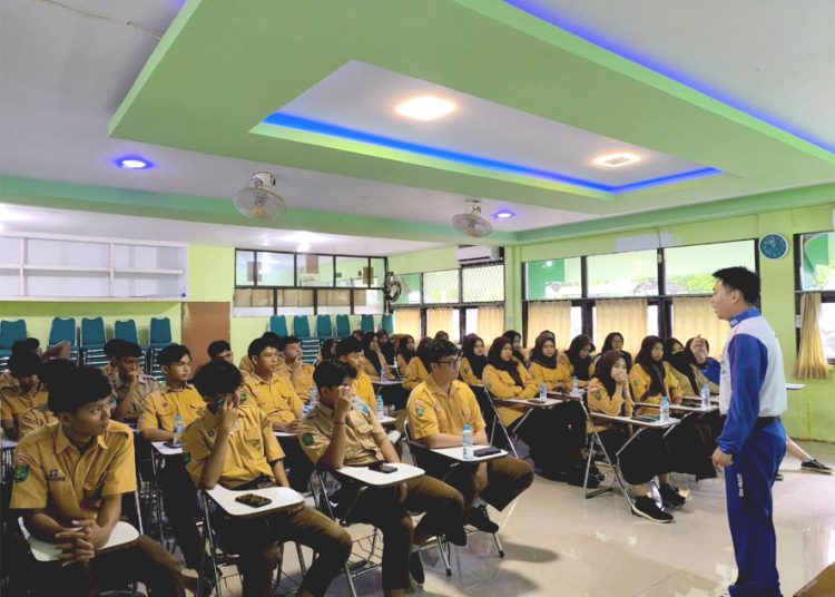 Kegiatan edukasi safety riding #Cari_aman yang digelar Asmo Kalbar di SMA Mujahidin Pontianak. (ist)