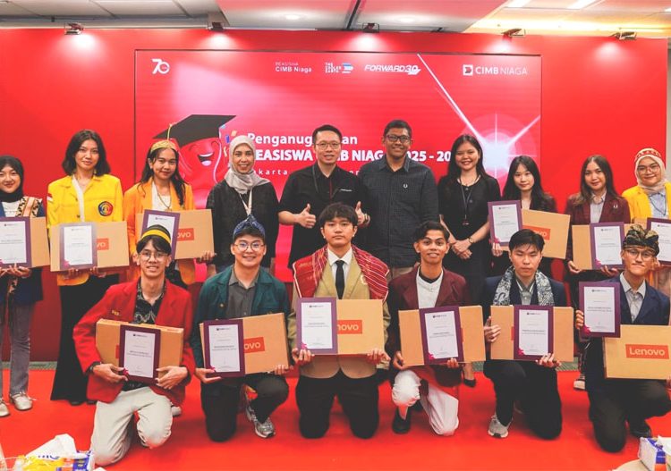 CIMB Niaga Solihin Hakiekie (kelima kanan), Community Development Head CIMB Niaga Astrid Candrasari (keempat kiri), Talent Partnership Head CIMB Niaga Friskilia Ana Maria (keempat kanan), dan perwakilan penerima Program Beasiswa CIMB Niaga 2005-2027 di Jakarta.(ist)