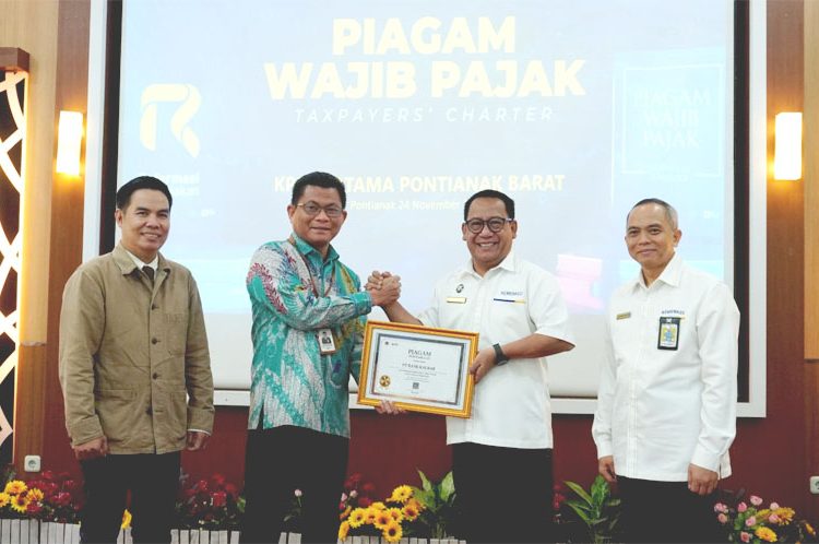 Kepala KPP Pratama Pontianak Barat, Mu’Alif, menyerahkan Piagam Wajib Pajak / Taxpayers' Charter kepada Yuse Chaidi Amzar Direktur Pemasaran dan Unit Usaha Syariah Bank Kalbar, sebagai bentuk apresiasi atas kontribusi dan kepatuhan Bank Kalbar dalam menjalankan kewajiban perpajakan. (ist)