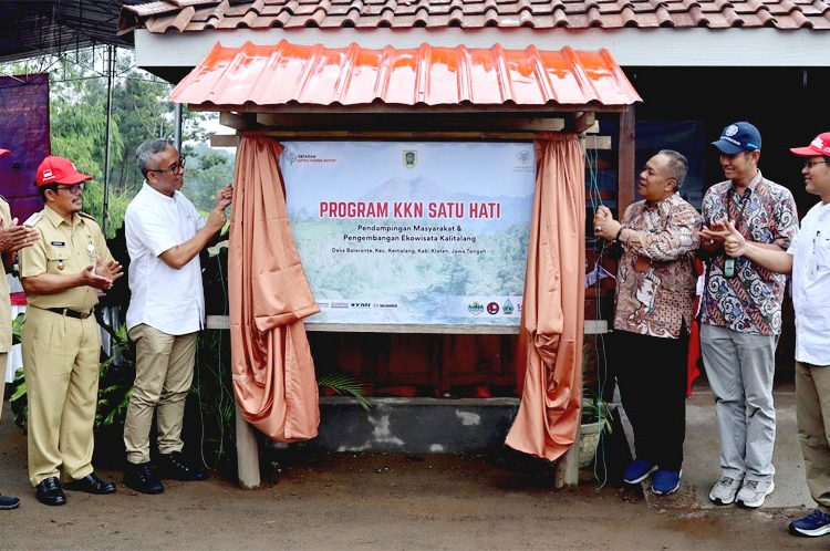 Ketua Yayasan AHM Ahmad Muhibbuddin (kiri ke tiga) bersama Sekretaris Direktorat Pengabdian kepada Masyarakat (DPkM) UGM Dr. Djarot Heru Santoso, M.Hum. (kanan ke tiga) yang disaksikan perwakilan dari Pemerintah Desa dan Balai Taman Nasional Gunung Merapi (TNGM) secara simbolis melakukan peresmian Program KKN Satu Hati Desa Balerante dengan membuka tirai kain penutup papan nama program. (ist)