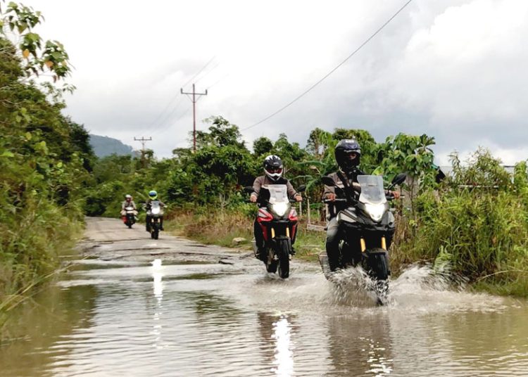 Instruktur Safety Riding Astra Motor Kalbar, Febri Andrian, memberikan sejumlah tips penting dalam menghadapi cuaca hujan dan kondisi jalan yang licin sepanjang bulan Desember.(ist)