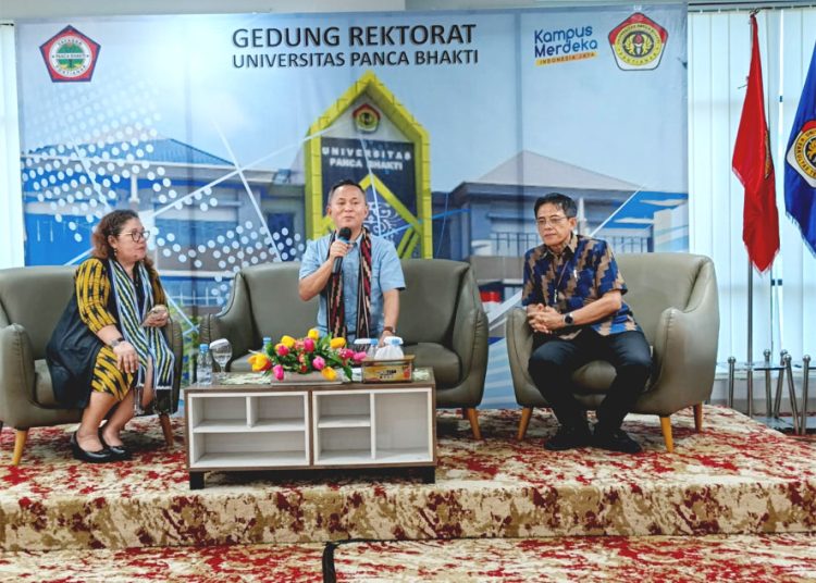 Wamen HAM Mugiyanto memberikan kuliah umum di UPB Pontianak, Sabtu. (ist)