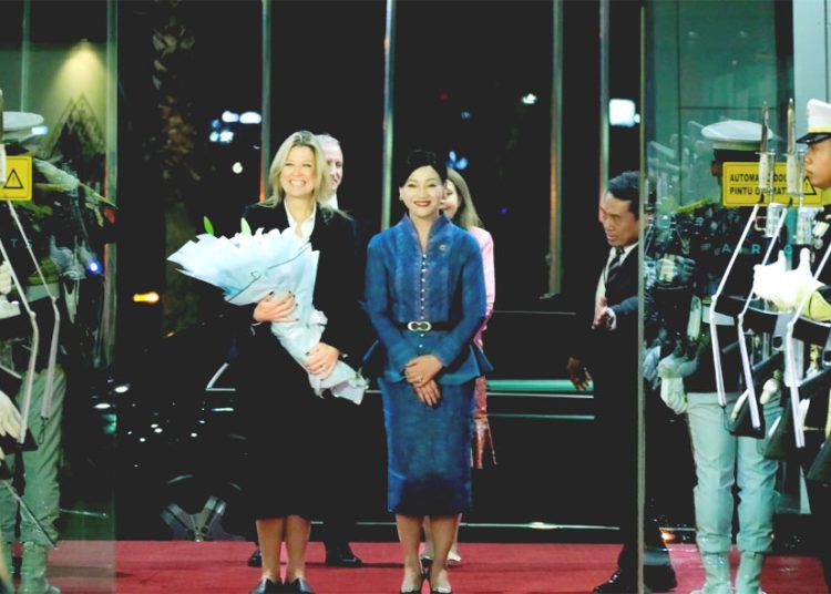 Kepala Eksekutif Pengawas Perilaku Pelaku Usaha Jasa Keuangan, Edukasi, dan Pelindungan Konsumen OJK Friderica Widyasari Dewi menyambut kedatangan Ratu Maxima, United Nations Secretary-General’s Special Advocate (UNSGSA) for Financial Health, Senin.(ist).