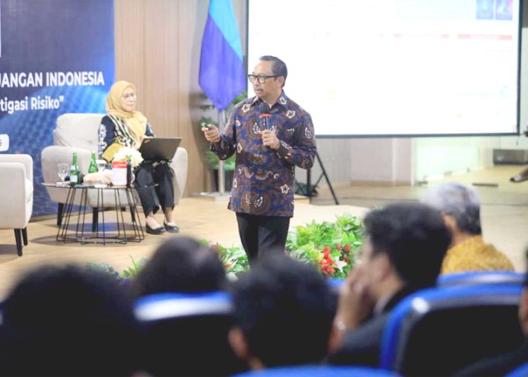 Anggota Dewan Komisioner OJK Ex-Officio Bank Indonesia, Juda Agung, dalam kegiatan OJK Mengajar. (ist)