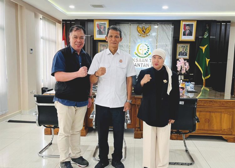 Kepala Kantor Wilayah Direktorat Jenderal Pajak (DJP) Kalimantan Barat, Inge Diana Rismawanti dalam kunjungan koordinasi kepada Kepala Kejaksaan Tinggi Kalimantan Barat, Emilwan Ridwan di Kejaksaan Tinggi Kalimantan Barat.(ist)