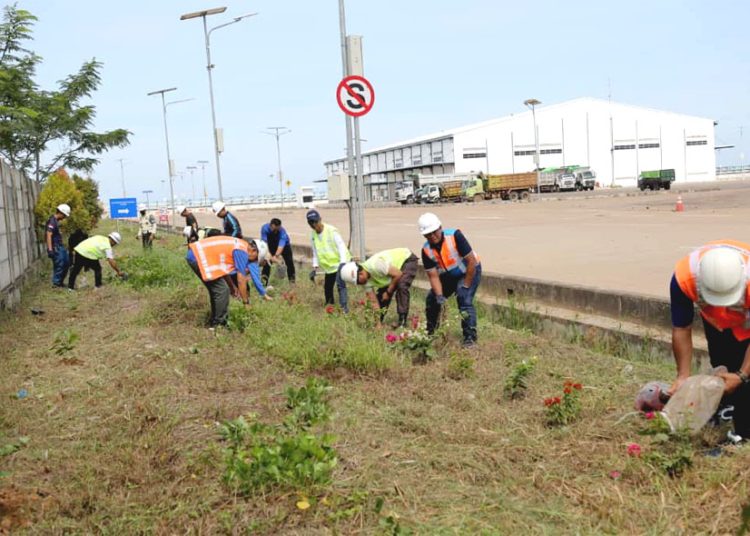 PT Pelabuhan Indonesia (Persero) Regional 2 Pontianak melakukan kegiatan Jumat Bersih dan penghijauan di lingkungan Terminal Kijing, Jumat. (ist)