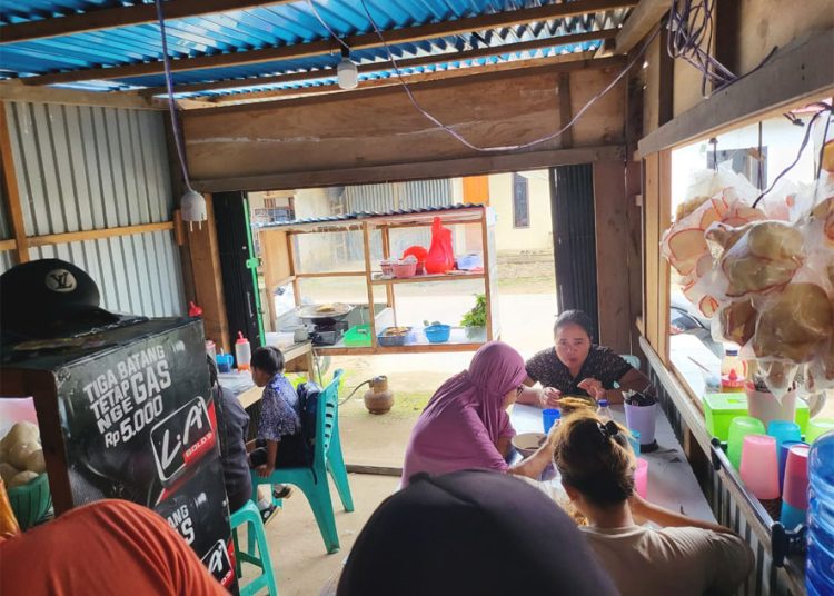 Warung usaha sarapan pagi Rusnida dengan aroma khasnya semakin ramai dan menjadi andalan masyarakat sekitar setelah mendapatkan bantuan modal usaha KUR dari Bank Kalbar. (dok)